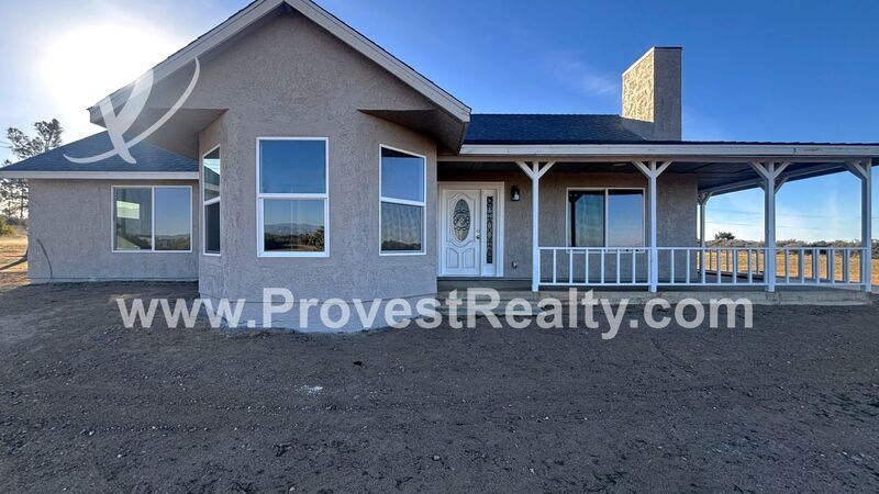 Gorgeous 3 Bedroom, 2 Bathroom House Located in Phelan!! property image
