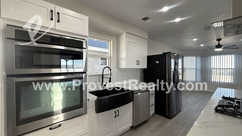 Gorgeous 3 Bedroom, 2 Bathroom House Located in Phelan!! property image