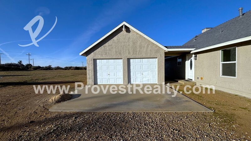 Gorgeous 3 Bedroom, 2 Bathroom House Located in Phelan!! property image