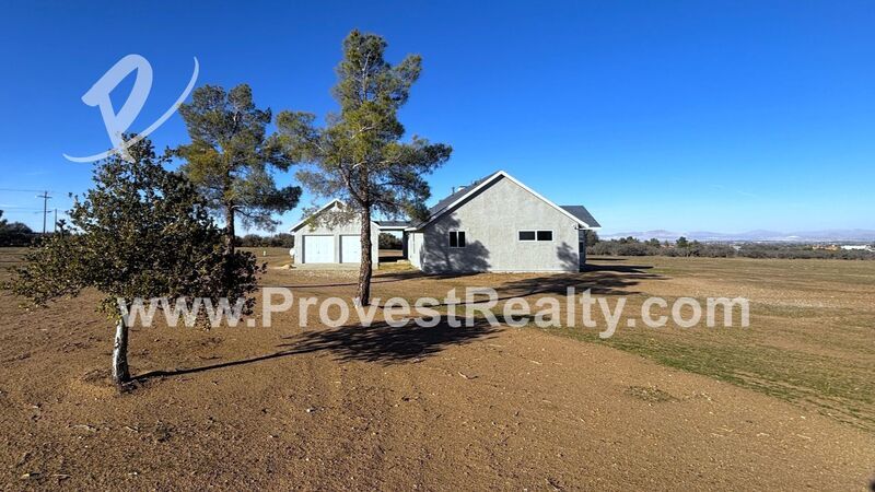 Gorgeous 3 Bedroom, 2 Bathroom House Located in Phelan!! property image