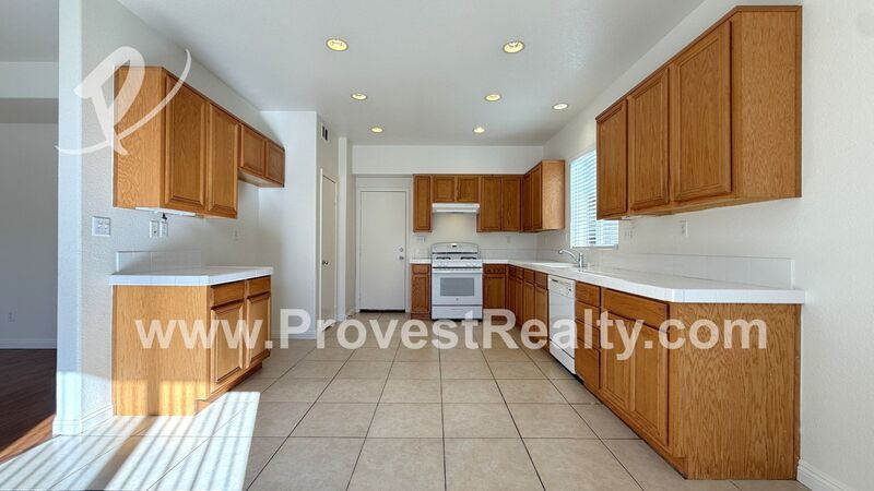 Beautiful 4 Bedroom, 3 Bathroom Oak Hills Home!!! property image