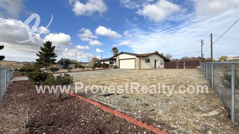 Beautiful 3 Bedroom, 2 Bathroom Apple Valley Pool Home with Solar!! property image