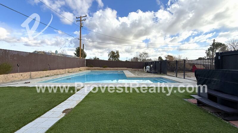 Beautiful 3 Bedroom, 2 Bathroom Apple Valley Pool Home with Solar!! property image