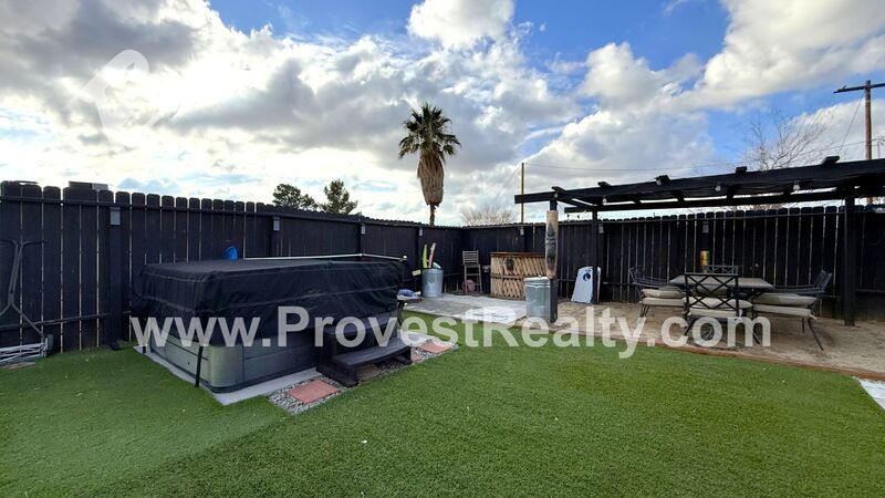 Beautiful 3 Bedroom, 2 Bathroom Apple Valley Pool Home with Solar!! property image