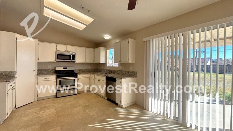 Charming 3 Bedroom, 2 Bathroom Apple Valley Home!! property image