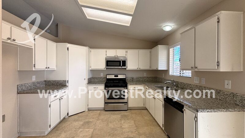 Charming 3 Bedroom, 2 Bathroom Apple Valley Home!! property image