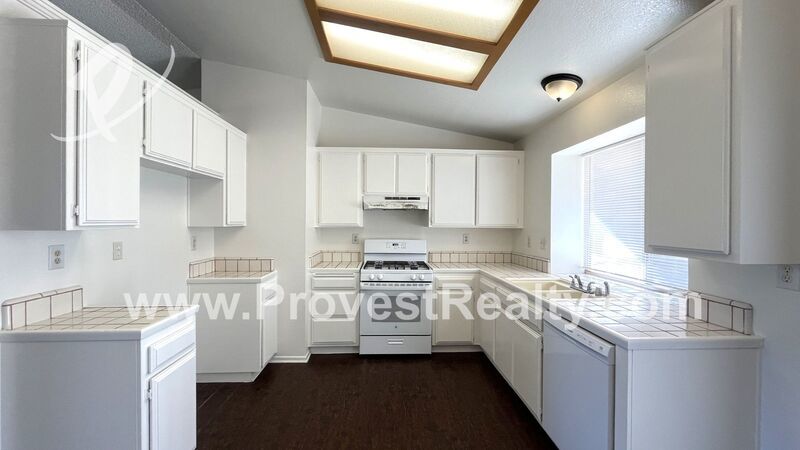 3 Bedroom 2 Bathroom Home In Apple Valley! property image