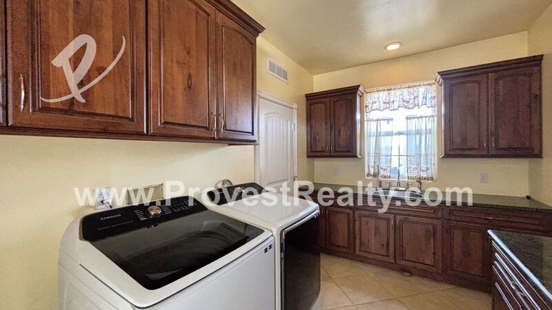 Beautiful 4 Bed, 4 Bath Fully Furnished Apple Valley Home!!! property image