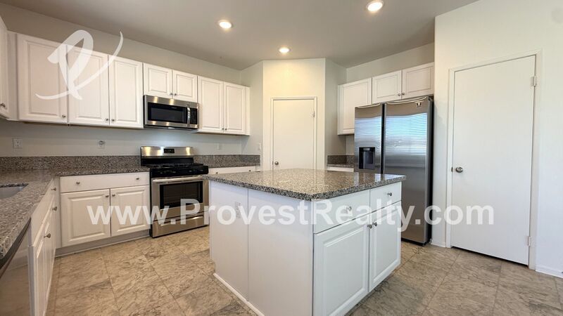 Stunning 4 Bedroom, 3 Bathroom Adelanto Home with SOLAR!! property image