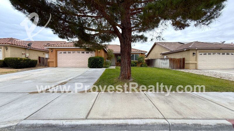 Beautiful 4 Bedroom, 2 Bathroom Apple Valley Home with Solar!!! property image