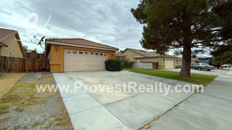 Beautiful 4 Bedroom, 2 Bathroom Apple Valley Home with Solar!!! property image