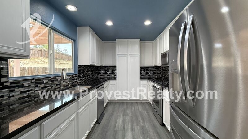 Beautiful 4 Bedroom, 2 Bathroom Apple Valley Home with Solar!!! property image