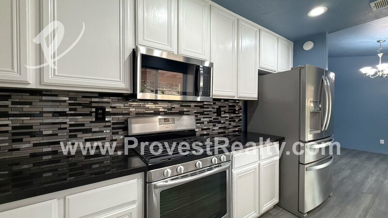 Beautiful 4 Bedroom, 2 Bathroom Apple Valley Home with Solar!!! property image