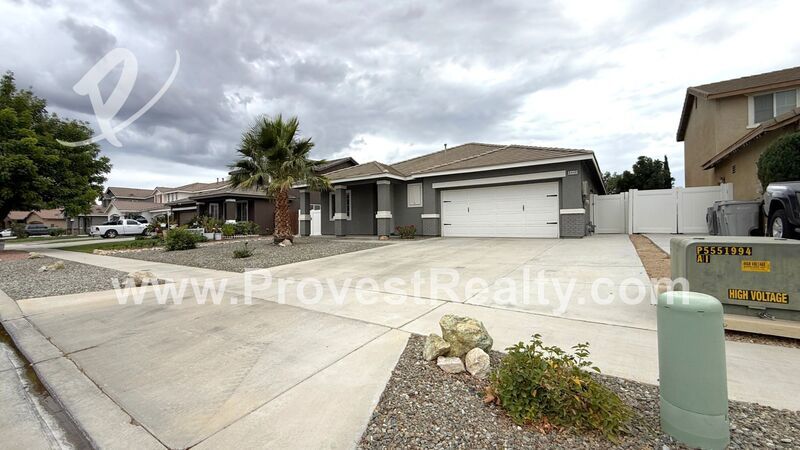 Charming 4 Bedroom, 2 Bathroom Hesperia Home with SOLAR!!! property image