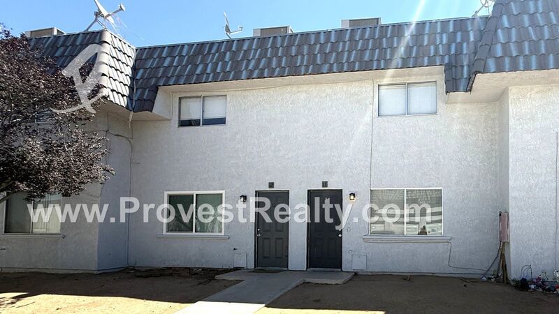 *1/2 OFF 1ST MONTHS RENT* Cozy 2 Bed, 1.5 Bath Townhouse in Apple Valley!! property image