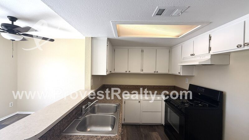 *1/2 OFF 1ST MONTHS RENT* Cozy 2 Bed, 1.5 Bath Townhouse in Apple Valley!! property image