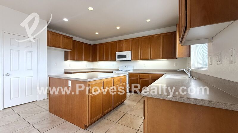 Huge 4 Bedrooms, 3 Bathrooms Hesperia Home with A Loft!!! property image